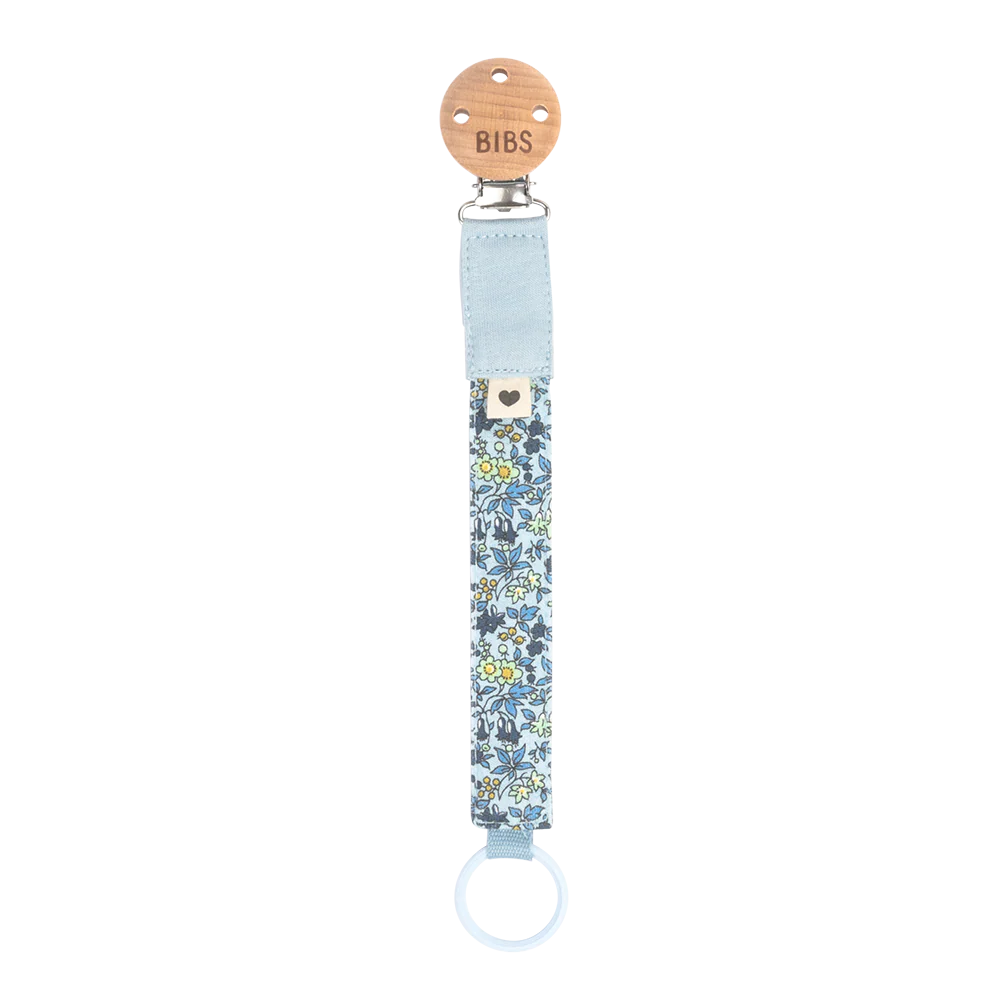 942112231_BIBS_Liberty_PacifierClip_CamomileLawn_BabyBlue_1000x1000_ea81e075-7e63-4a10-8361-e94c3b42b6c8